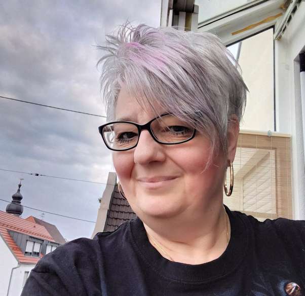 Moderatorin Bild Metal-Hexe